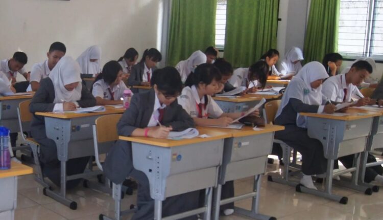 Kegiatan belajar mengajar di sekolah.