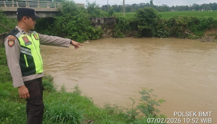 Aipda Zulkifli tengah melaksanakan pengecekan debit air Sungai Macak di Desa Kedu di Wilkum Polsek Buay Madang Timur.