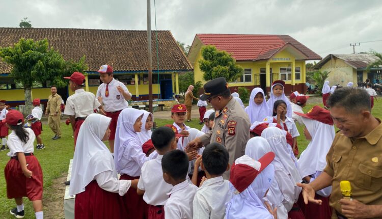 Kapolsek Buay Madang Timur Iptu Swisspo melaksanakan giat Polsek Goes to School di SDN Toto Margomulyo, Desa Tambak Boyo.
