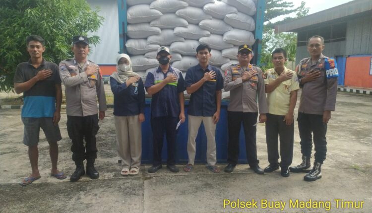 Polsek Buat Madang Timur kawal pengiriman hasil panen jagung petani binaan ke Gudang Bulog di Desa Karang Sari, Kecamatan Belitang III.