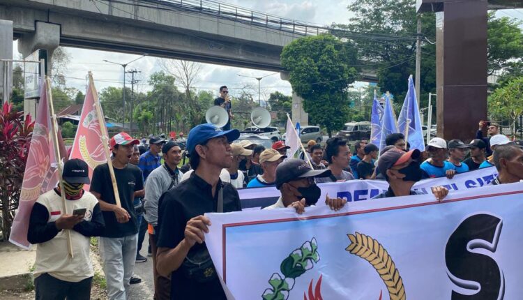 Barisan puluhan massa dari SIRA dan PST menggelar aksi damai di halaman Kejati Sumsel.