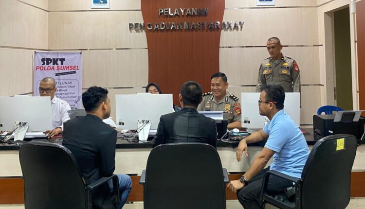 Kuasa hukum Bupati Empat Lawang, Hasanal Mulkan, dan Rekan saat membuat laporan ke Polda Sumsel.