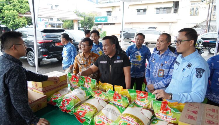 Wabup Supriyanto saat tinjau giat pasar murah dihalaman parkir pasar bertingkat Kayuagung.kabupaten OKI.