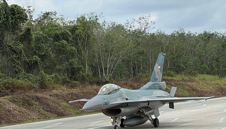 Pesawat tempur F-16 lakukan pendaratan di ruas Tol TERPEKA. (Foto: Dokumen Hutama Karya)