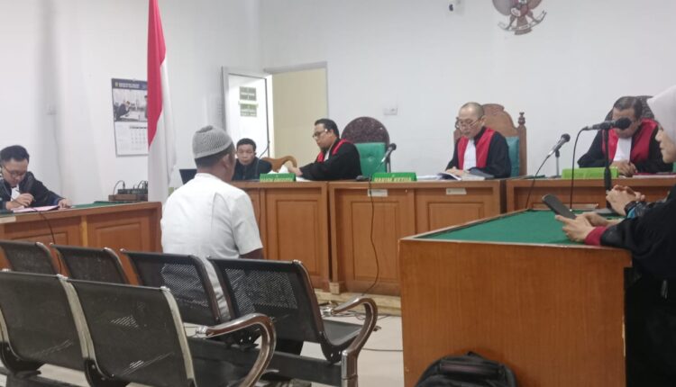 Terdakwa Arisman, Pj Kepala Desa Karang Tanding periode 2021, saat menjalani sidang pembacaan putusan di Pengadilan Tipikor Palembang.