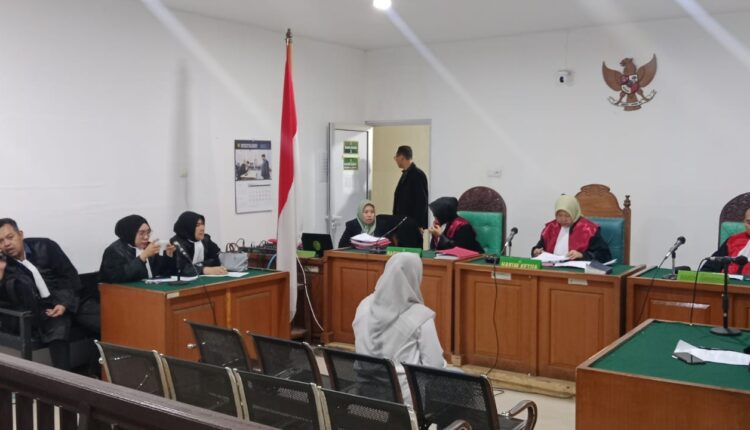 Terdakwa Lindri Utami saat menjalani sidang pembacaan putusan di Pengadilan Negeri Palembang.