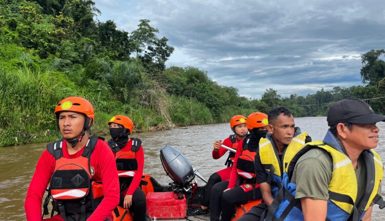 Tim SAR Gabungan saat melakukan pencarian terhadap korban. (Foto: Dokumen Basarnas Palembang)