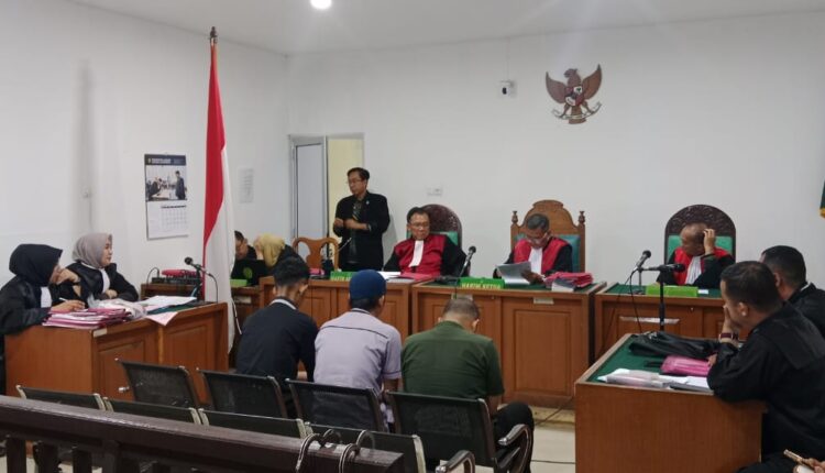 Majelis Hakim Pengadilan Negeri Palembang saat membacakan putusan terhadap tiga terdakwa kasus peredaran rokok tanpa pita cukai. Ketiga terdakwa divonis 2 tahun penjara serta dibebani denda miliaran rupiah.