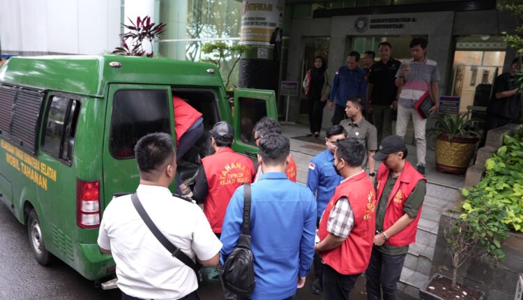 Penyerahan tersangka dan barang bukti (Tahap II) kasus dugaan korupsi KUR Mikro Bank Sumsel Babel KCP Semendo oleh penyidik Pidsus Kejati Sumsel kepada Jaksa Penuntut Umum.