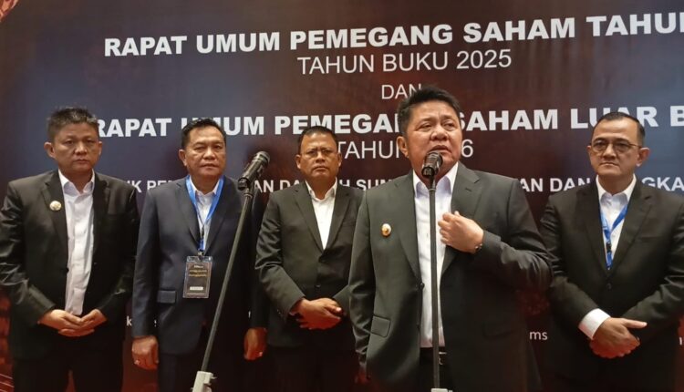 Gubernur Sumsel, Herman Deru, menyampaikan calon Dirut Bank Sumsel Babel usai RUPS RUPSLB 2026 di Novotel Hotel Palembang.