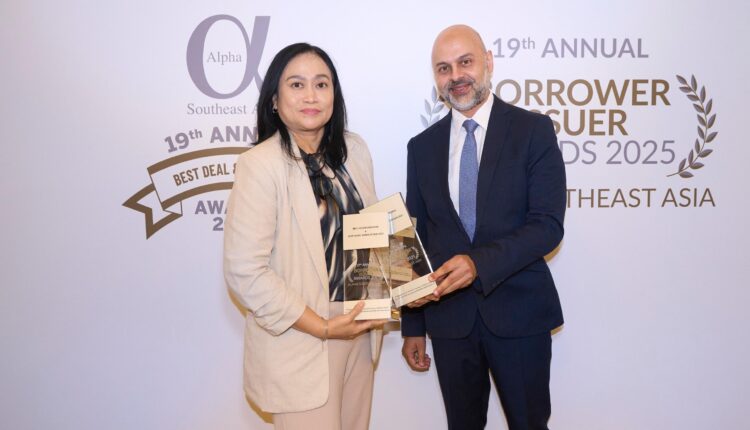 Treasury Division Head PT Pegadaian, Luh Putu Andarini menerima penghargaan “Best Sovereign Sukuk” dan “Best Social Bonds in Asia 2025” pada ajang 19th Annual Borrower Issuer Awards 2025 di The Fullerton Hotel, Singapura, pada Kamis (12/02/2026).