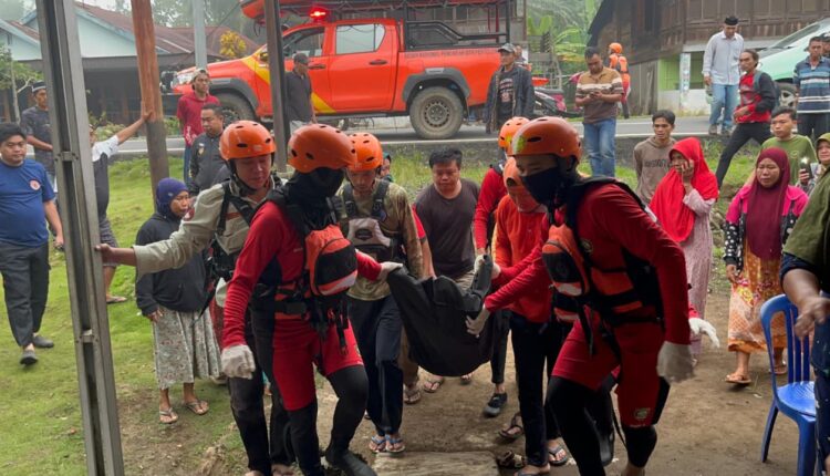Jasad korban saat dievakuasi menuju rumah duka. (Foto: Basarnas Palembang)