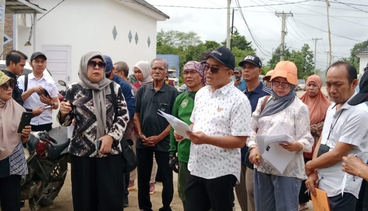 Majelis hakim Pengadilan Negeri Palembang yang dipimpin Samuel Ginting, melakukan pemeriksaan setempat (Descente) atas objek sengketa lahan seluas 3,5 hektare di Kelurahan Sukamulya, Kecamatan Sematang Borang, Kota Palembang.