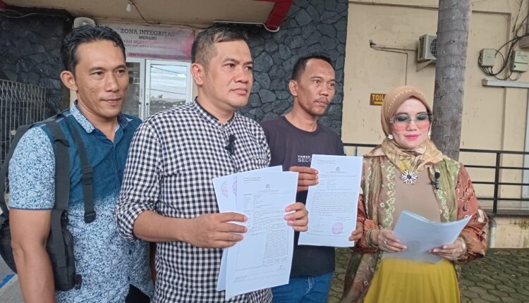 Direktur LBH Bima Sakti, M Novel Suwa, didampingi Wakil Direktur Conie Pania Putri, memberikan keterangan kepada awak media terkait laporan dugaan penganiayaan yang mengakibatkan korban meninggal dunia.