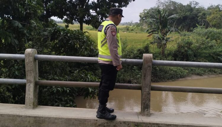 Personel Polsek Buay Madang Timur melaksanakan pengecekan debit air Sungai Macak.
