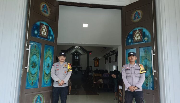 Personel Polsek Buay Madang Timur melaksanakan pengamanan giat ibadah di Gereja Trinitas Bangun Sari.