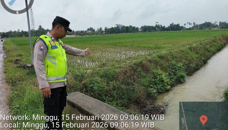 Personel Polsek Buay Madang Timur melaksanakan pengecekan debit aliran Sungai Macak.
