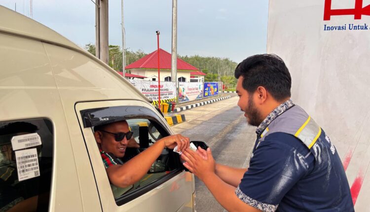 Pengendara melintas di Tol JTTS. (Foto: dokumen HK)