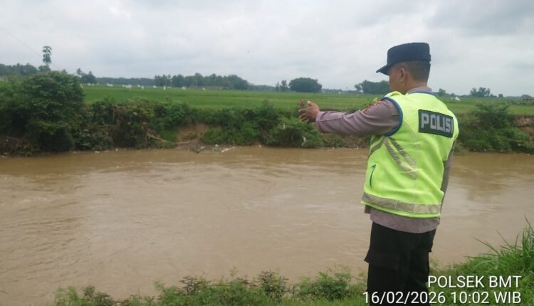 Personel Polsek Buay Madang Timur Aipda Sahrul Munir melaksanakan pengecekan debit air Sungai Macak di Desa Kedu.