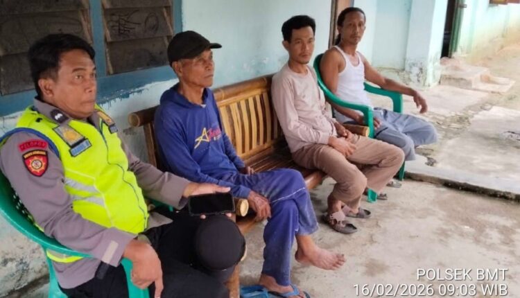 Aipda Sahrul Munir melaksanakan sambang silaturahmi dan himbauan Kamtibmas kepada warga Desa Tanjung Mas.