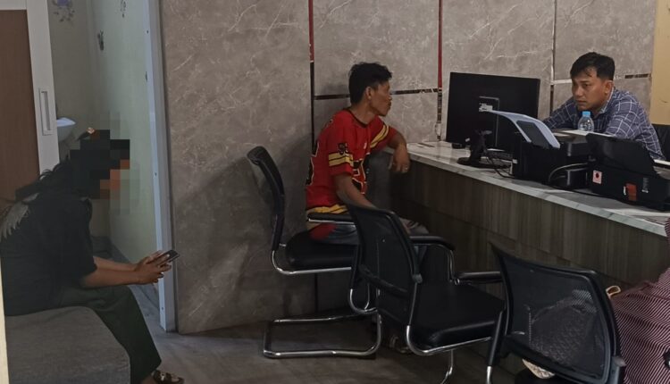 Korban bersama paman membuat Laporan Polisi.