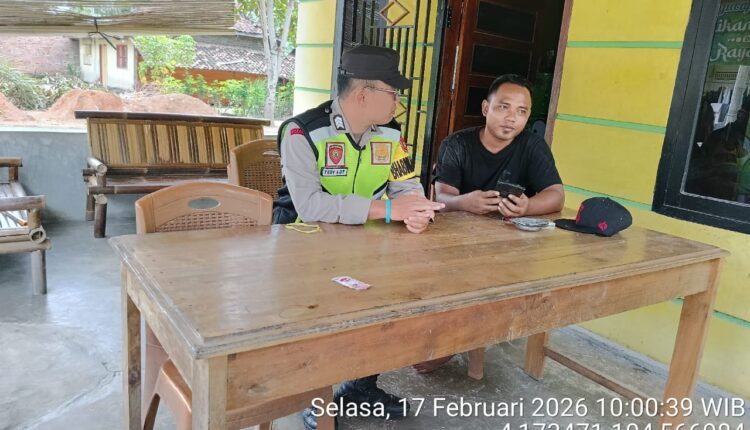 Personel Polsek Buay Madang Timur melaksanakan sambang dan himbauan kamtibmas kepada Warga Desa Sukajaya, Kecamatan BMT.