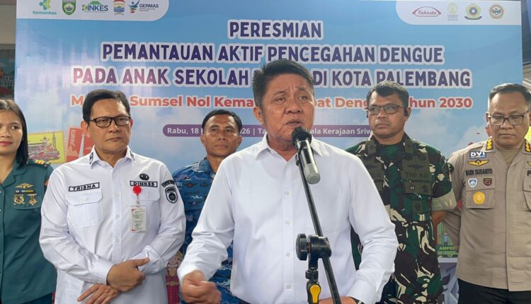 Gubernur Sumsel, Herman Deru bersama Kepala Dinas Kesehatan Sumsel, Trisnawarman (kiri) dan Sri Rezeki Hadinegoro. (Foto: Tia)
