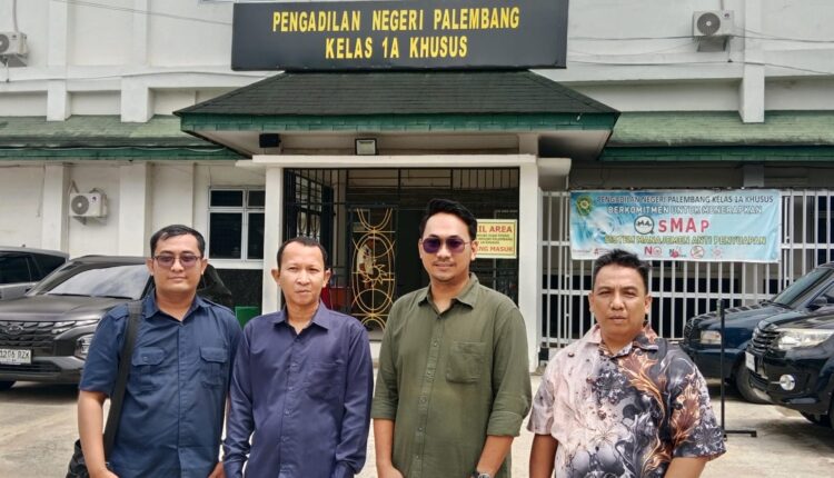 Kuasa hukum penggugat, Kgs. Akhmad Tabrani, didampingi Lani Nopriansyah, ditemui di PN Palembang.