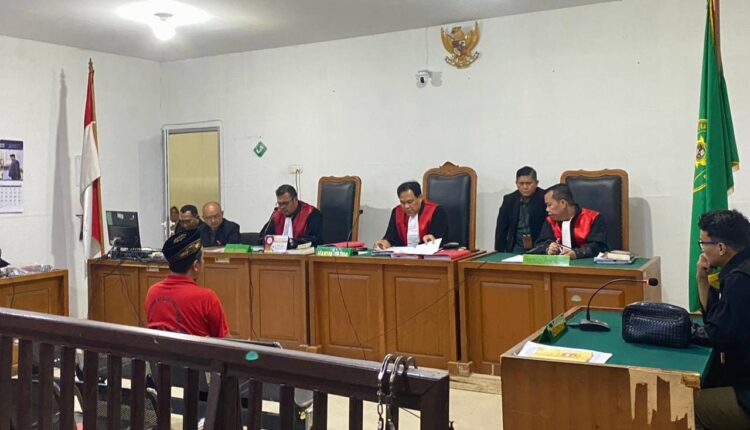 Majelis Hakim Pengadilan Negeri Palembang menjatuhkan vonis 4 bulan penjara kepada Suretno, guru P3K yang terbukti menganiaya rekan kerjanya di SMA Negeri 16 Palembang. Putusan dibacakan dalam sidang.