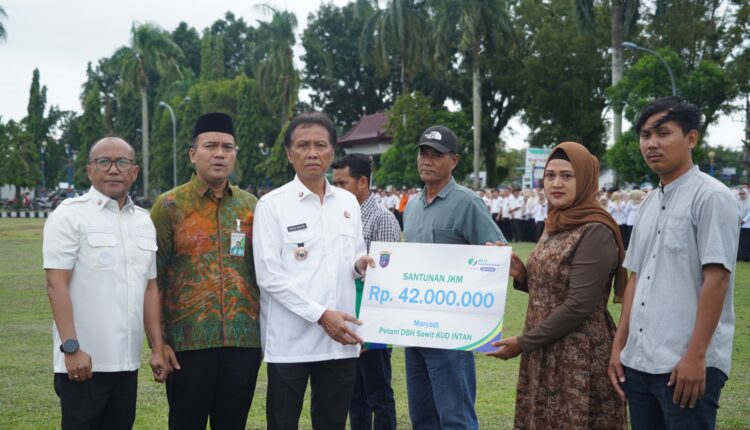 Penyerahan uang santunan jaminan kematian secara simbolis yang di gelar di Halaman kantor Bupati Kabupaten OKI.