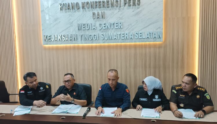 Pers rilis penahanan dua tersangka dalam perkara dugaan gratifikasi atau suap terkait kegiatan Pengembangan Jaringan Irigasi Ataran Air Lemutu, Kecamatan Tanjung Agung, pada Dinas PUPR Kabupaten Muara Enim.