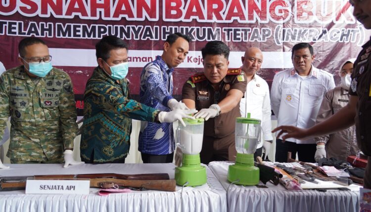 Pemusnahan Barang Bukti senilai Rp.1,23 Miliyar di halaman kantor Kejari OKI.