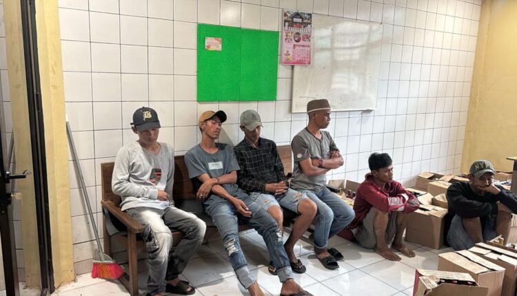 Kelima pelaku saat diamankan.