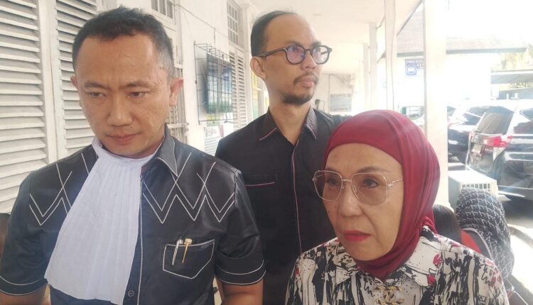 Tim penasihat hukum Alex Noerdin, Titis Rachmawati, didampingi Redho Junaidi.