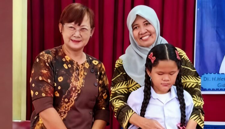 Kepala Dinas Pendidikan Sumatera Selatan berfoto bersama siswa SLB usai penegasan komitmen penguatan integritas dan peningkatan mutu layanan pendidikan khusus di Sumsel.
