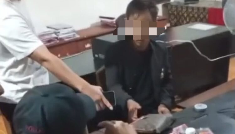 Oknum wartawan HW saat diamankan di Polsek Gunung Megang, Kabupaten Muara Enim.