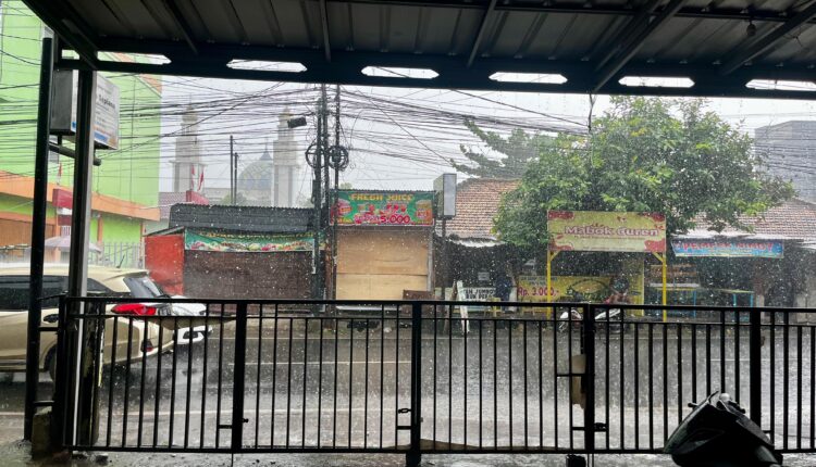 Hujan guyur wilayah Kota Palembang. (Foto: Tia)