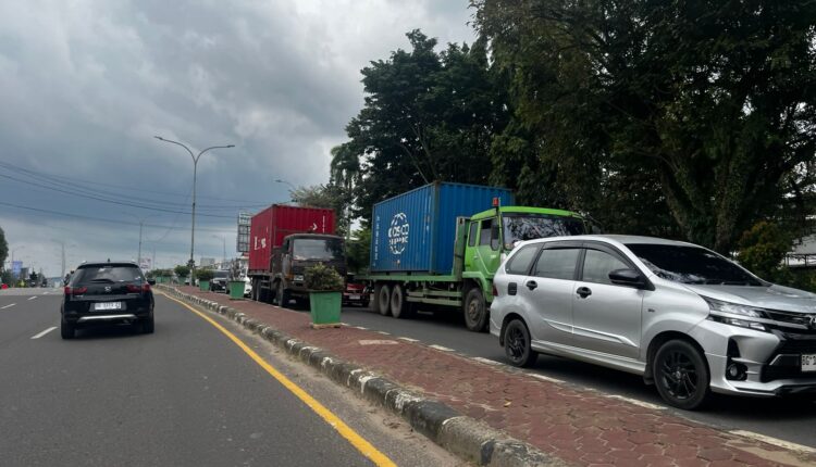 Ilustrasi - Truk Sumbu Tiga melintas di jalan protokol kota Palembang. (Foto: Tia)