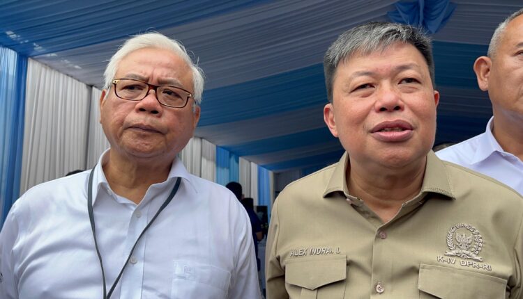 Wakil Ketua Komisi IV DPR RI, Alex Indra Lukman bersama Direktur SDM dan Umum Perum Bulog, Sudarsono Hardjosoekarto.