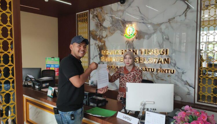 Forum Pemuda Garuda Sumsel (FPGSS) menyerahkan laporan dugaan penyalahgunaan Dana Desa Pedamaran 2 ke Kejaksaan Tinggi Sumatera Selatan.