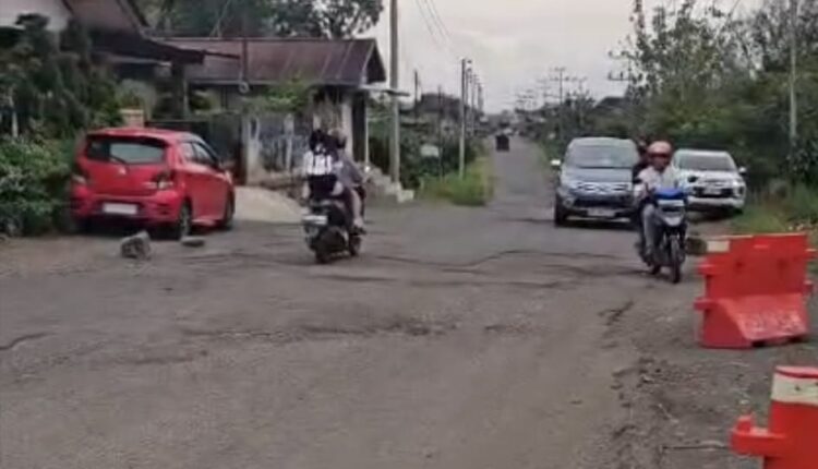 Kondisi jalan jarai area yang merupakan jalan Provinsi Sumsel alami kerusakan. 