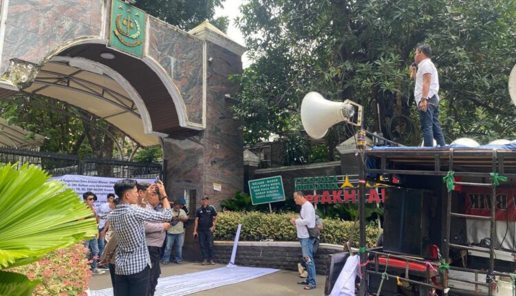 Puluhan massa dari Suara Informasi Rakyat Sriwijaya (SIRA) dan Pemerhati Situasi Terkini (PST) menggelar aksi damai di depan kantor Kejaksaan Agung RI, Jakarta.