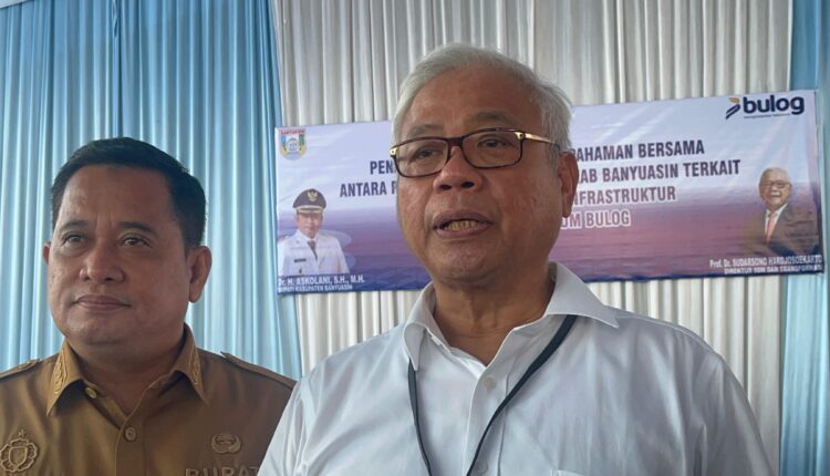 Bupati Banyuasin, Askolani (kiri), dan Direktur SDM dan Umum Bulog, Sudarsono Hardjoesoekarto. (Foto: Tia