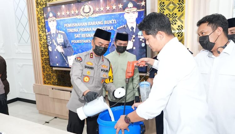 Pemusnahan 8 kilogram sabu-sabu di Polrestabes Palembang. (Foto: Polda Sumsel)
