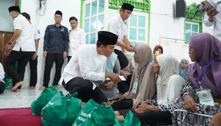 Bupati OKI, Muchendi Mahzareki, melakukan Safari Ramadhan di Desa Bumi Agung, Kecamatan Lempuing.