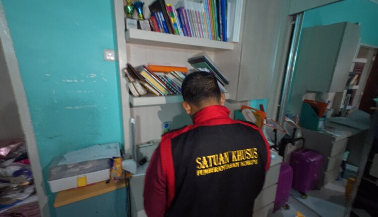 Tim penyidik Kejaksaan Tinggi Sumatera Selatan melakukan penggeledahan di salah satu lokasi terkait dugaan tindak pidana korupsi pendistribusian semen PT KMM periode 2018–2022 di Palembang.