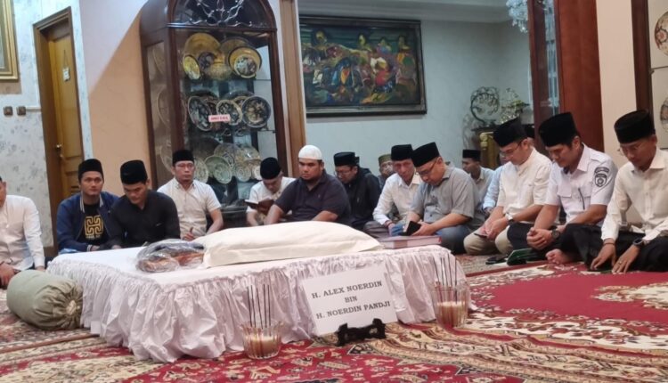 Suasana Tahlilan dan pembacaan surat Yasin di rumah duka.