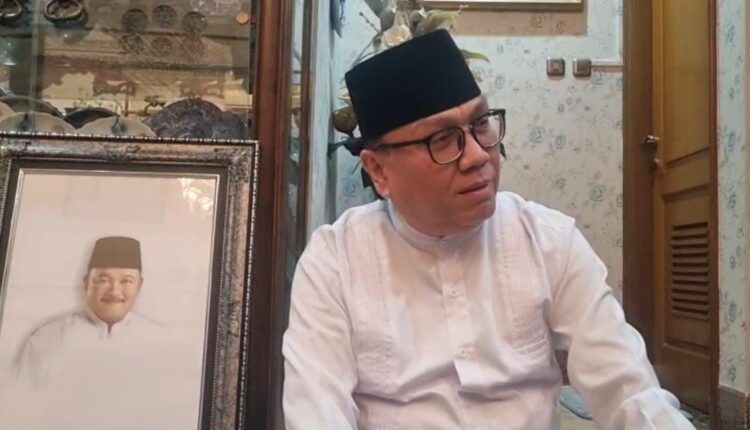 Eks Sekda Sumsel, Nasrun Umar saat menyambangi kediaman rumah duka mantan Gubernur Sumsel Alex Noerdin di Jalan Merdeka, Palembang. (Foto : Tia)