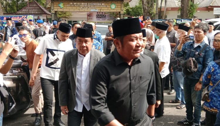 Gubernur Sumsel, Herman Deru, melayat di rumah duka. (Foto: Hermansyah)