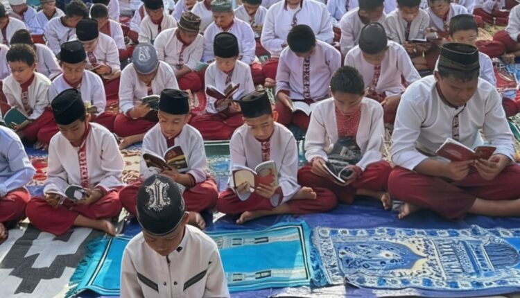 Pembacaan Surat Yasin dan ayat-ayat pendek di lapangan SDN 186 Palembang sebagai bagian dari pembiasaan keagamaan bagi siswa.